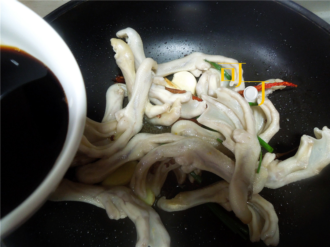 香辣爽口的鸭掌啃上一口停不下来,香辣卤鸭掌的做法