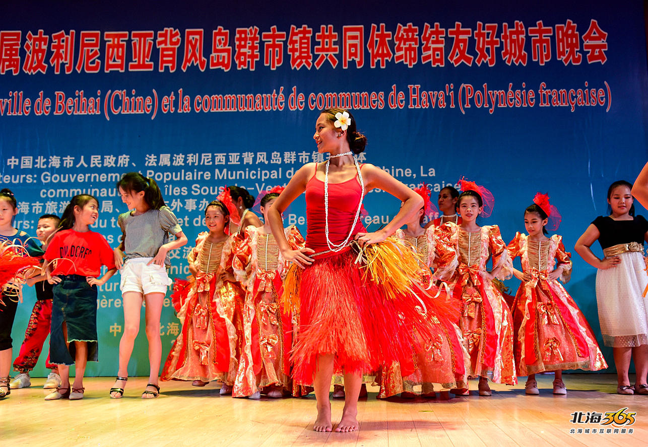 我在北海图书馆拍了一场特别的晚会，观众情不自禁跟着节奏动起来