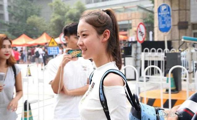 立冬陪丈夫回农村探望，半夜听到婆婆屋里有动静，偷听后我泪目