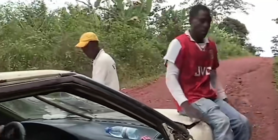 喀麦隆玩命出租车，一辆车坐17人，中国自行车也在非洲遍地开花