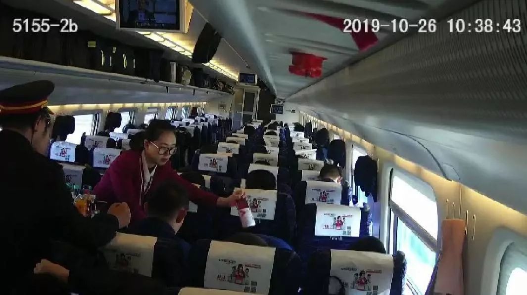 乘客坐火车买饮料,在高铁上买饮料喝花了8元钱