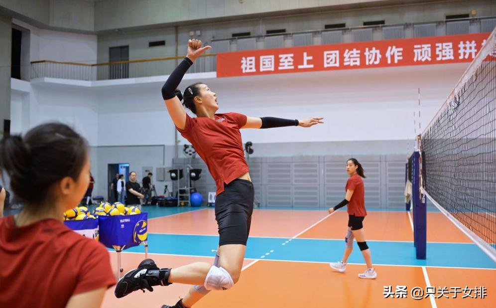 女排队员穿的什么鞋,女排为什么喜欢穿篮球鞋