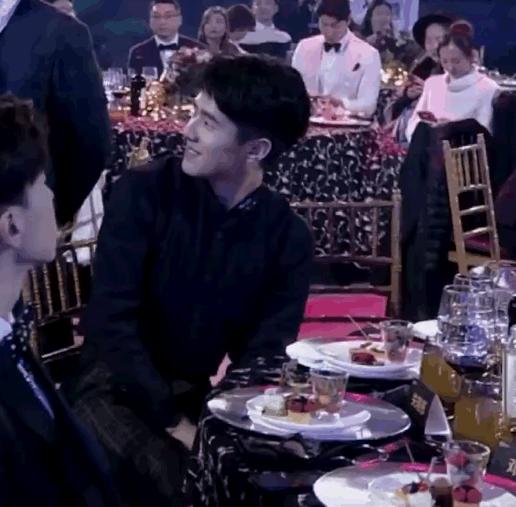 邓伦刘昊然同框热聊，两个人好直男呀，但旁边的关晓彤尴尬了