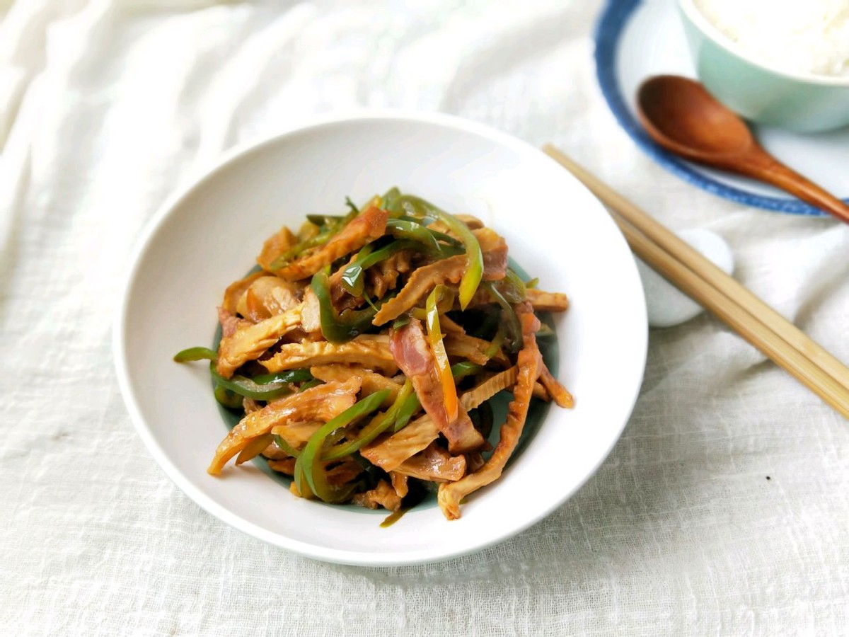 笋干简单又好吃的做法，和咸肉青椒一起炒，鲜美下饭，太好吃了