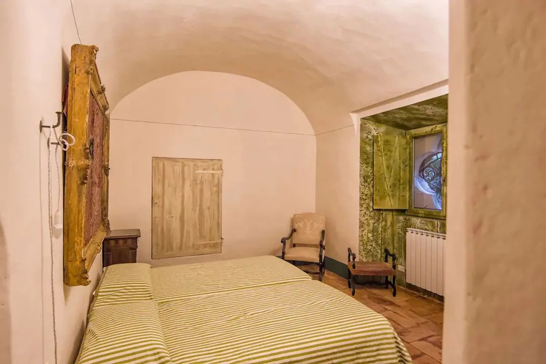 疫情期间住古堡，国外普通女大学生迅速成百万网红，获千万点赞