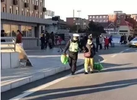 「三分钟法治新闻全知道」患病小伙想捐眼角膜医生却说：这个世界希望你亲自去看