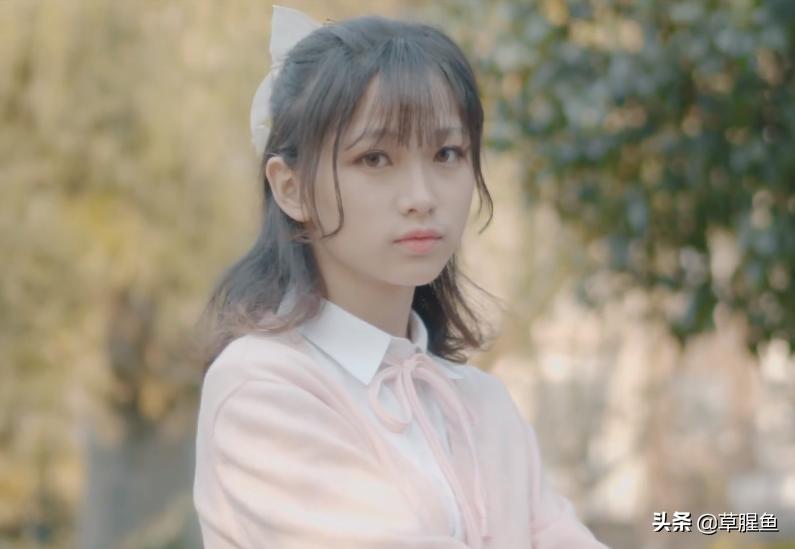 B站小姐姐满足粉丝要求，穿白丝蹬三轮车，网友表示有创意