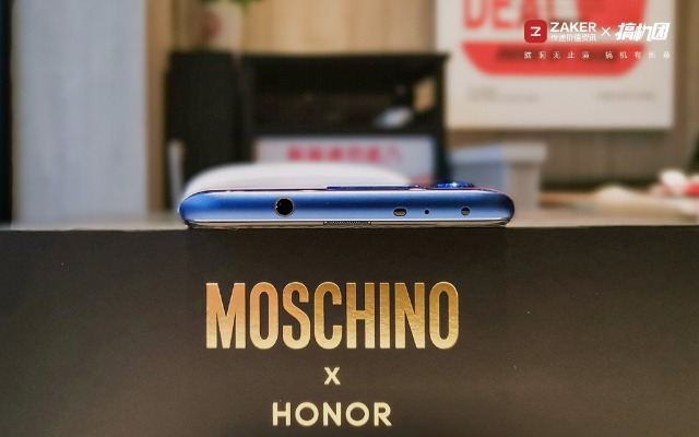 挖孔屏好用吗，相机自带8倍镜，能玩英雄联盟：光荣V20体验