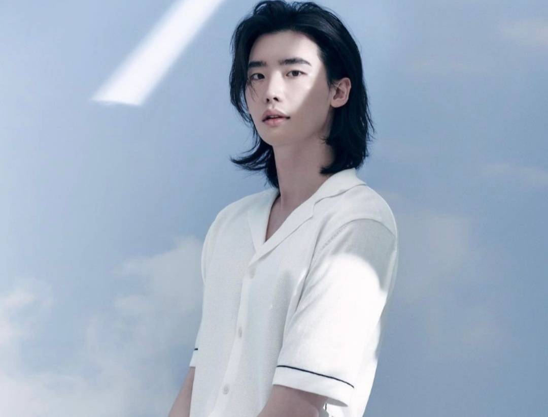 李钟硕发福了照片,李钟硕发福机场照整个人胖了一圈