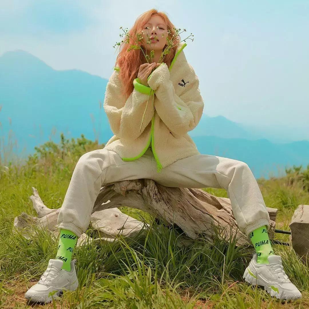 泫雅黑色运动鞋出场,16双秋天最想买的运动鞋