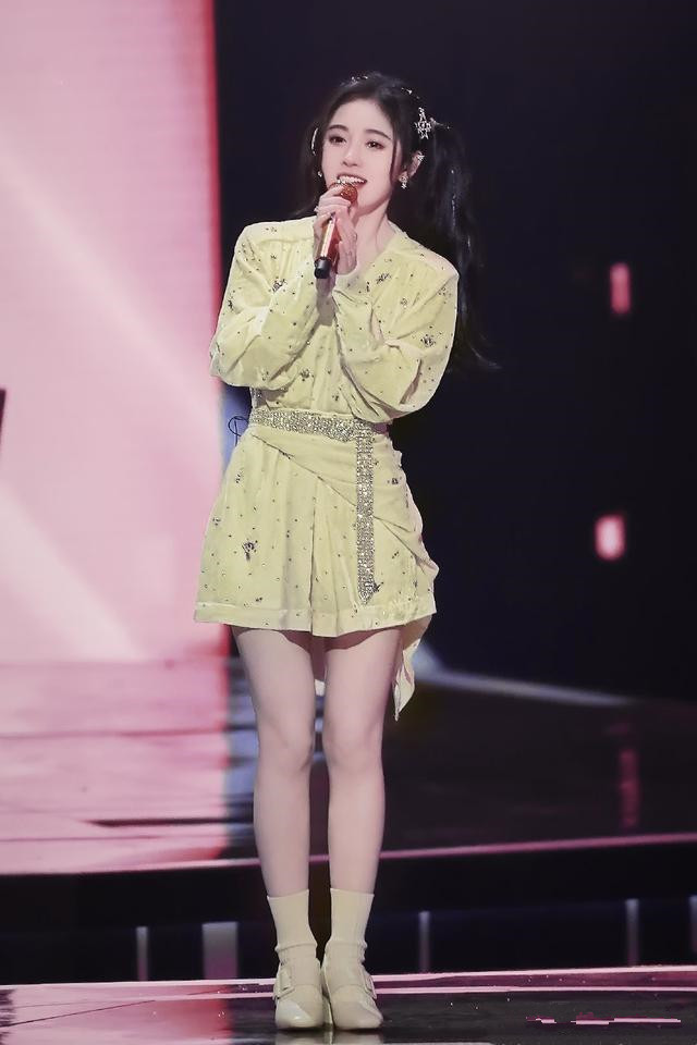 鞠婧祎半扎双马尾造型,鞠婧祎扎低双马尾