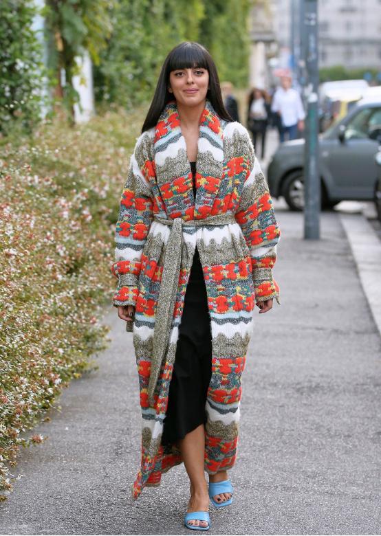 冬天带帽中长款针织开衫怎么搭配,针织开衫保暖又好穿女人味十足