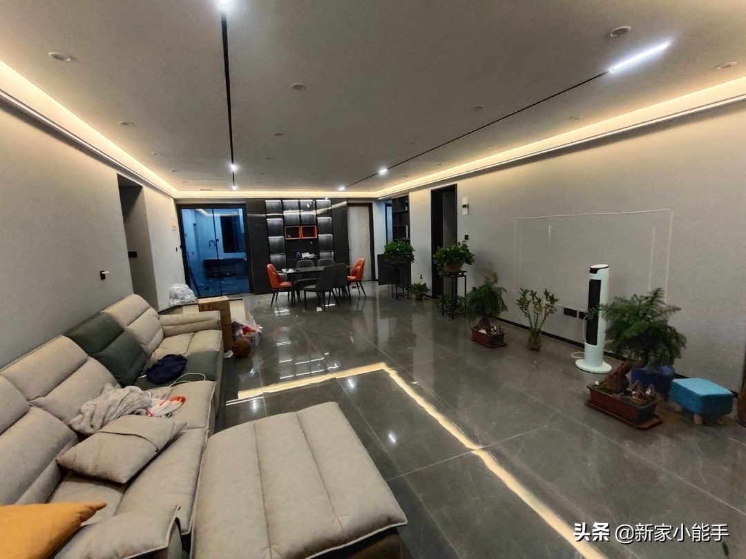 现在装修无主灯好看还是有灯好看,新式装修客厅无主灯