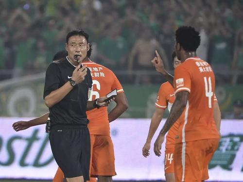 中超裁判组团恶心人，三大主裁5分钟判不出违规，再度刷新下限