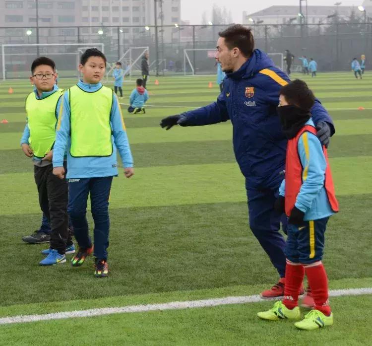 长着中国脸的外国足球运动员,一个外国教练带中国小孩踢足球