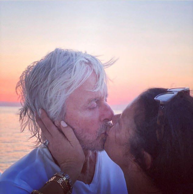 泽塔琼斯献吻庆祝20周年，76岁道格拉斯满头白发，闭眼享用