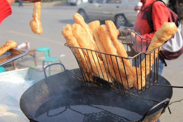 香酥大油条家庭做法不用膨松剂,无酵母粉小油条香酥蓬松的做法