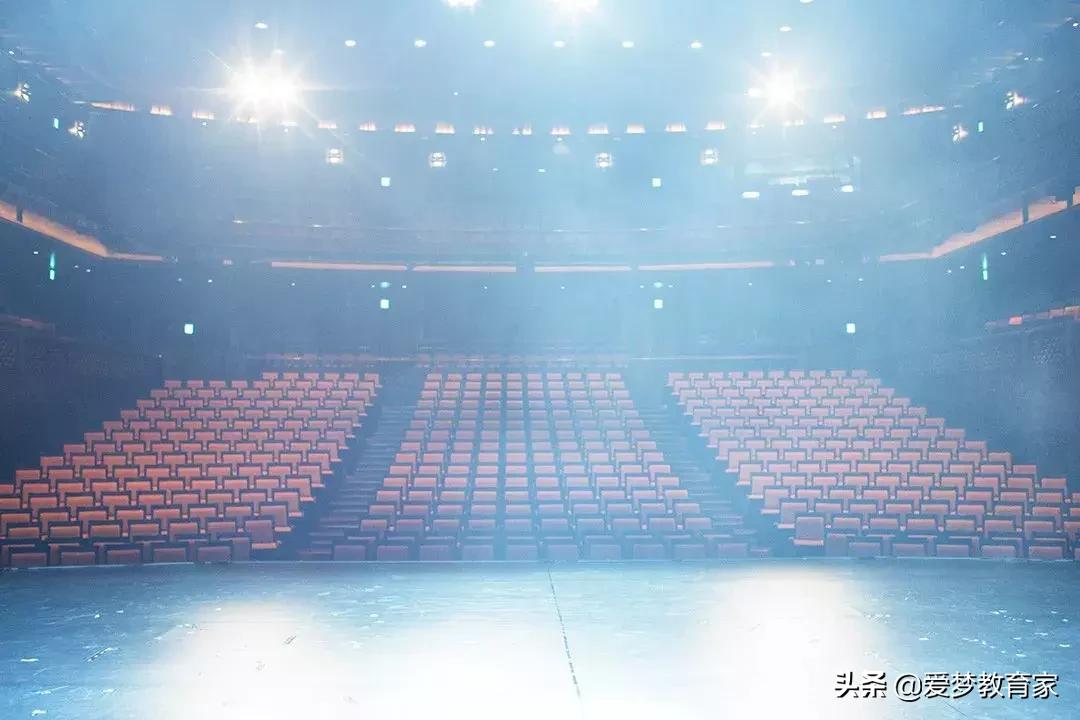 亚洲最狂野女导演，一年出3部新片，半个演艺圈为她站台