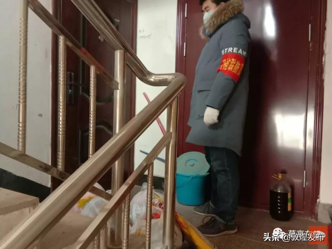 敦煌：抗击战“疫”*党**员干部变身“快递员”