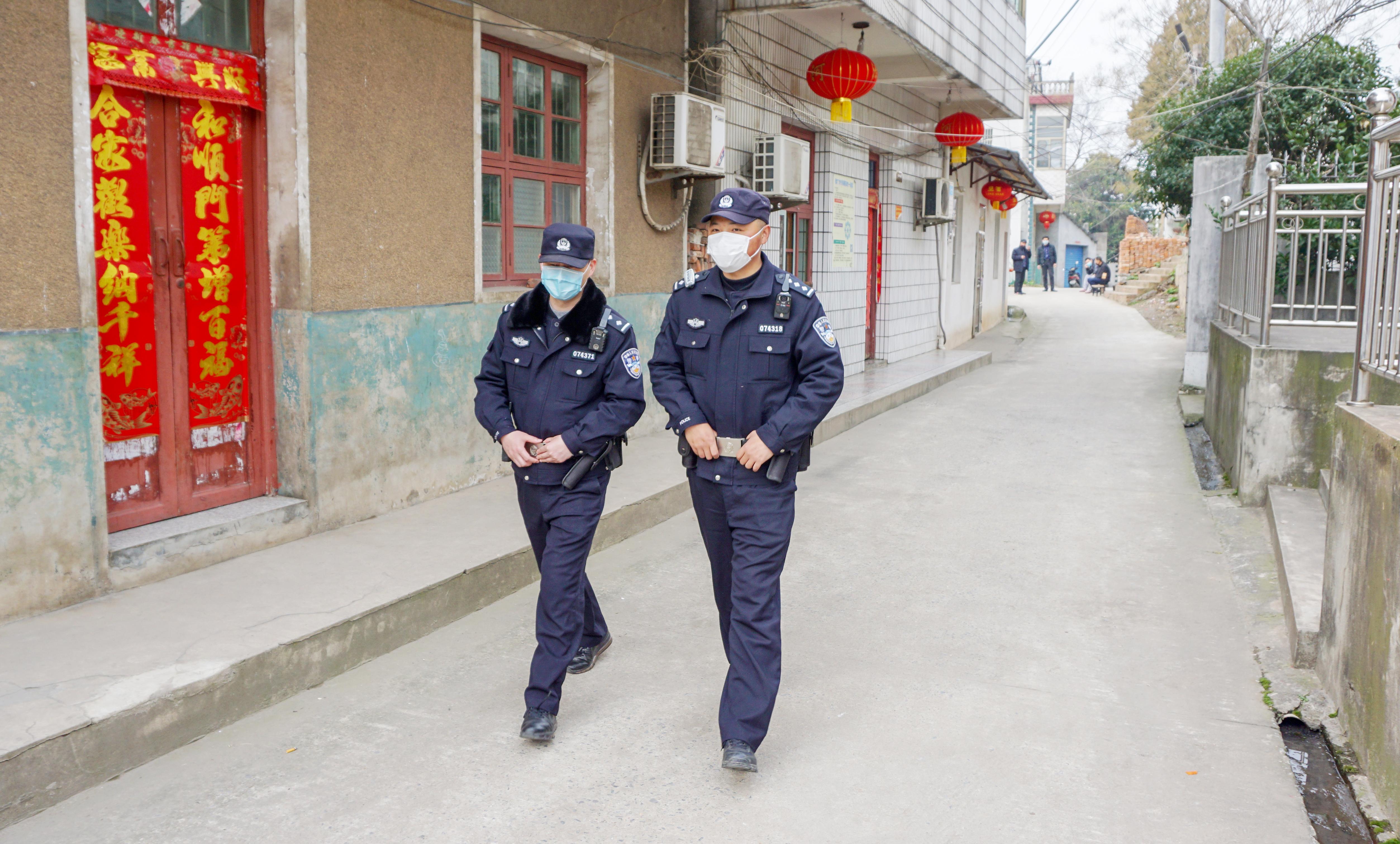 轻伤不下火线疫情防控党员显担当,轻伤不下火线坚守抗疫一线