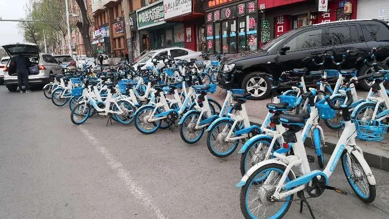 哈尔滨西站跳桥女子,惊险女子欲跳桥轻生群众瞬间救下