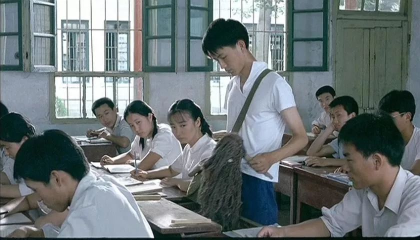 地位与张艺谋不相上下，他第一次做导演，扯掉了理想主义的遮羞布