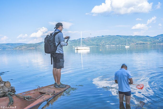 在高山湖泊边拍摄的风景照片湖底,绝美天池风光摄影照片