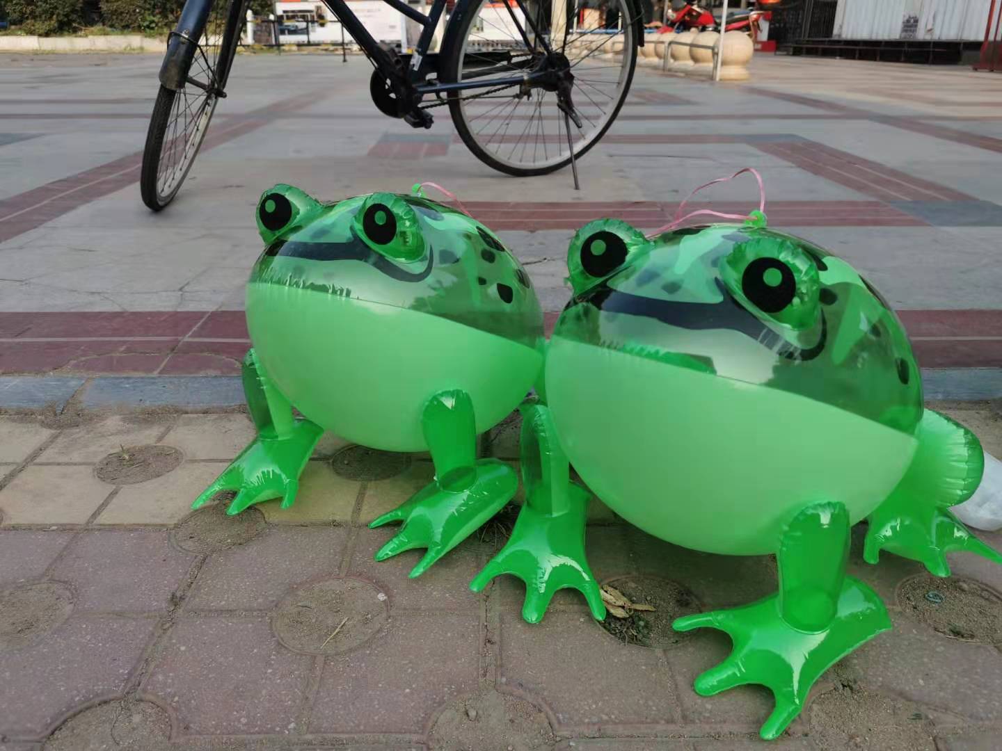 农村阿姨进城卖青蛙，供孙子上大学