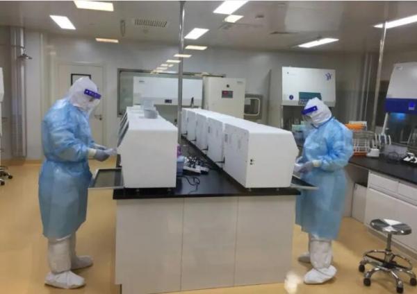 疫情“围城”，快递姐化为“红色闪电”，获央视点赞