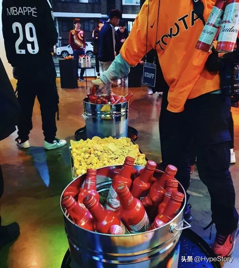 球场变身恐怖乐园，定制球衣玩到嗨：球迷的万圣节是怎么过的？