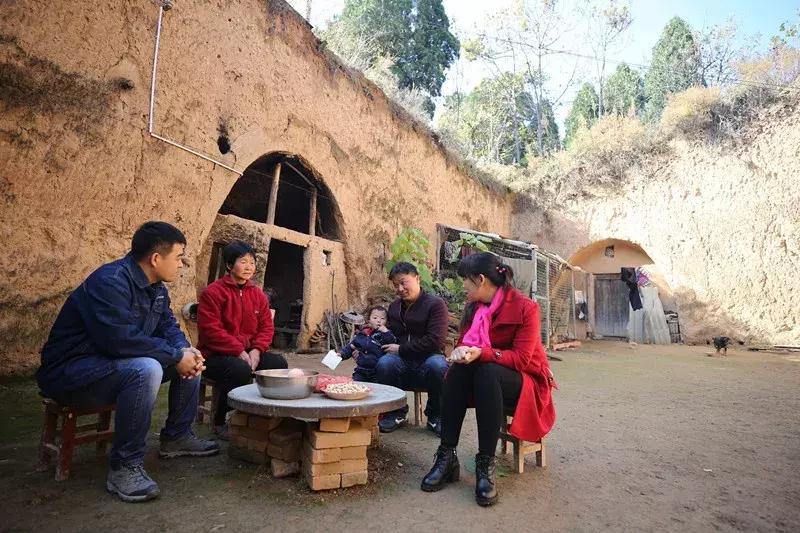 村书记在乡下帮村民处理什么事情,驻村干部下地干活