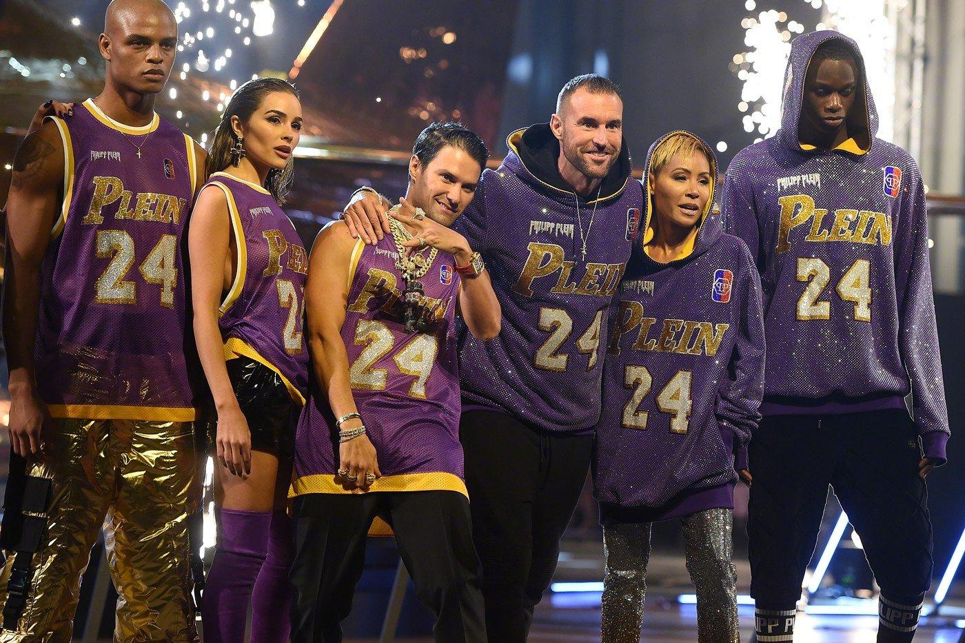 去世后还被继续消费？盗版周边满天飞，时装周摆直升机太讽刺