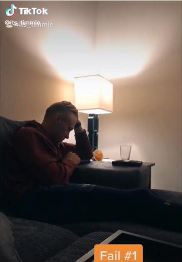 澶栧浗浜哄湪鐢锋湅鍙嬮潰鍓嶇殑鍙规皵,鐩樼偣琚洿鐢锋皵鍒版姄鐙傜殑鐬棿