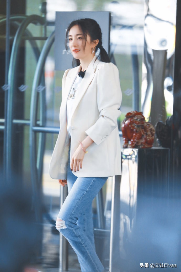 杨幂发嗲,杨幂身穿白色短裙气场十分强大