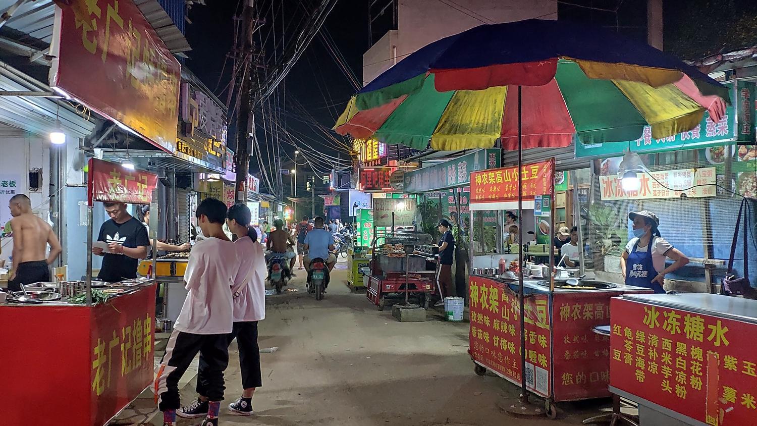 走进桂电“龟洞”！酒吧、旅馆、烧烤摊，这里是学生的精神后花园