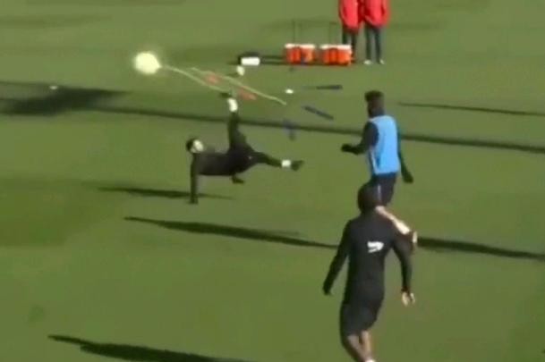 梅西c罗和贝尔谁强,梅西与c罗的倒钩对比