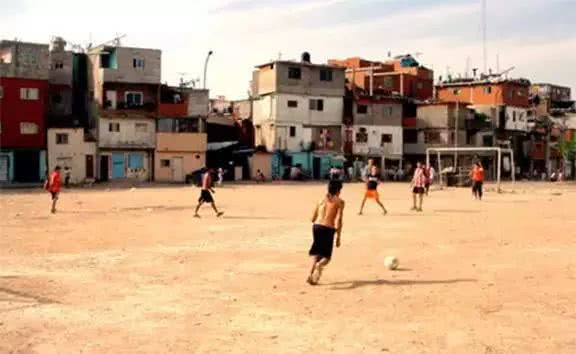 看中国足球的观众吐槽,看中国足球比赛的各种反应