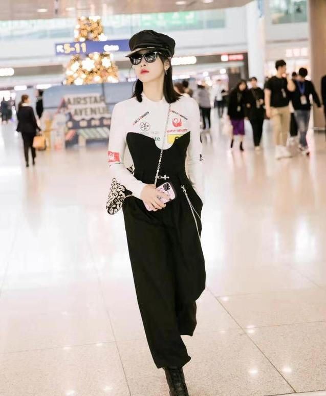 宋茜又解锁了新穿搭,宋茜一袭珍珠白束腰长裙出席活动