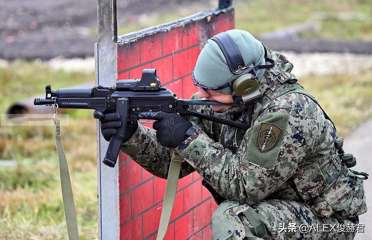 火力凶猛的冲锋枪：为何现代*队军**步兵班不再用，因为“天生”弱点