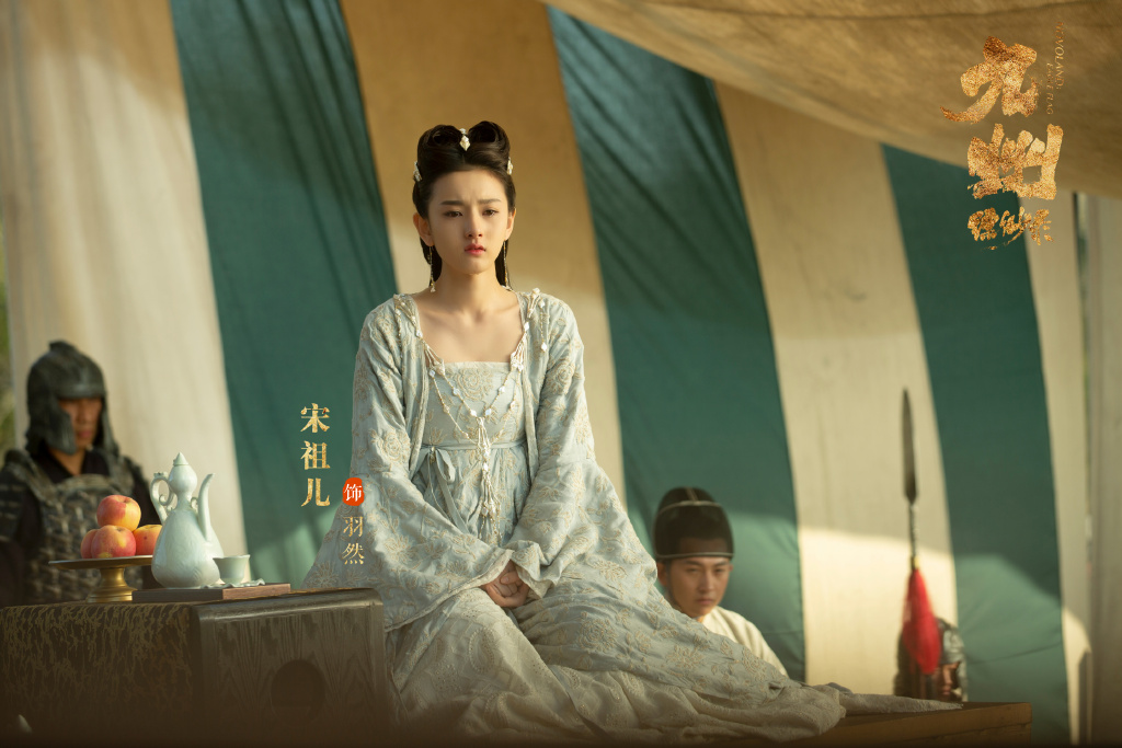 她是《九州缥缈录》的羽然，穿淡蓝色连衣裙配俩小辫，俏皮又可爱