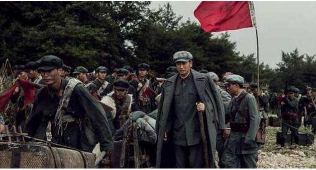 国军司令嘲讽红军政委是学生，政委冷笑：你打得过我吗