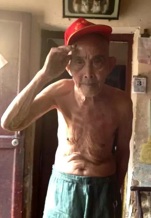 连阳标统：百岁老兵每天拿着拐棍向窗外射击，他的战争还没结束？