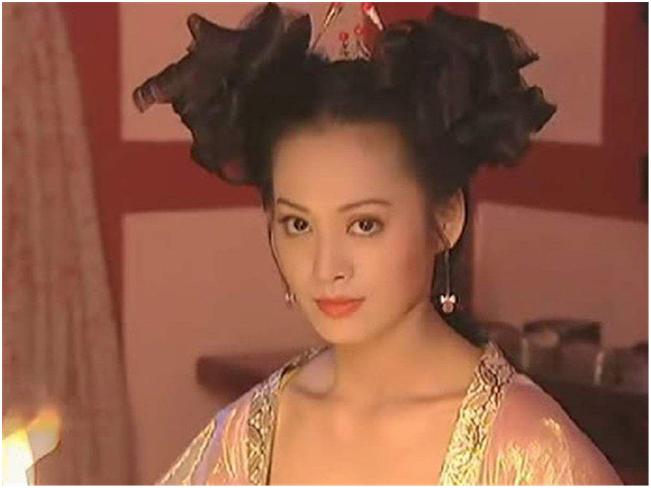 甩顶级富二代，爷爷是少将父亲是富豪，真实的朱珠比赵姬传奇多了