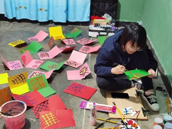 通宵为云南孩童手绘贺卡唐可云老师让黑白围棋炫彩起来