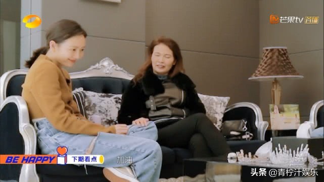 同回到娘家，林允爸妈做13道菜给女儿吃，王鸥和母亲坐姿显生疏