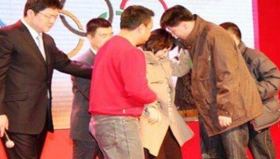 知名主持人被曝光出轨六次,央视主持人直播事件