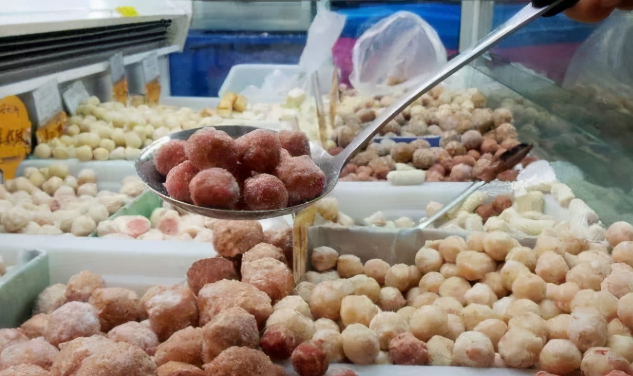 市场上火锅丸子是什么做的能吃吗,火锅丸子价格很低是怎么制作的