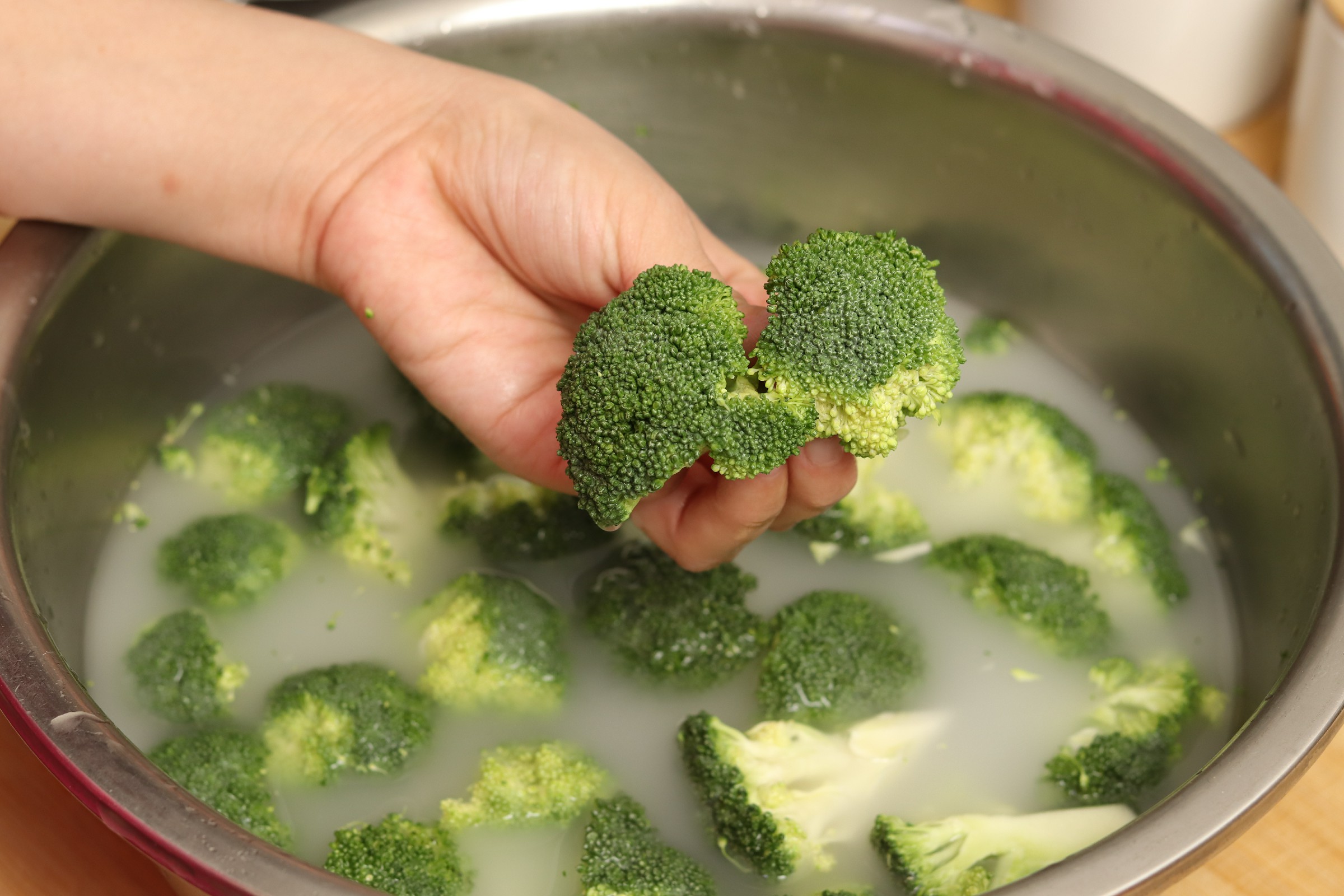 西兰花必须焯水炒最好吃不上火,炒西兰花焯水的正确做法