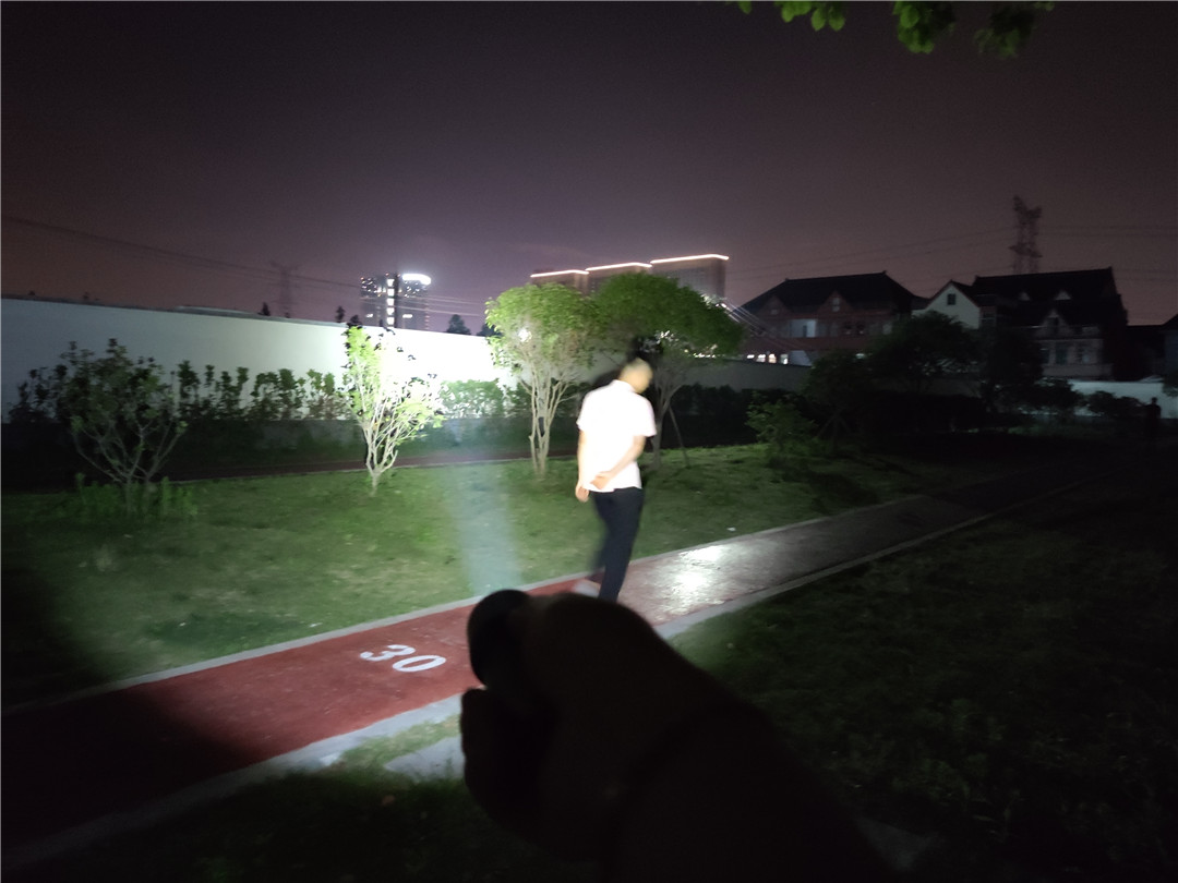 小米极蜂强光变焦手电拆解视频,小米强光手电筒