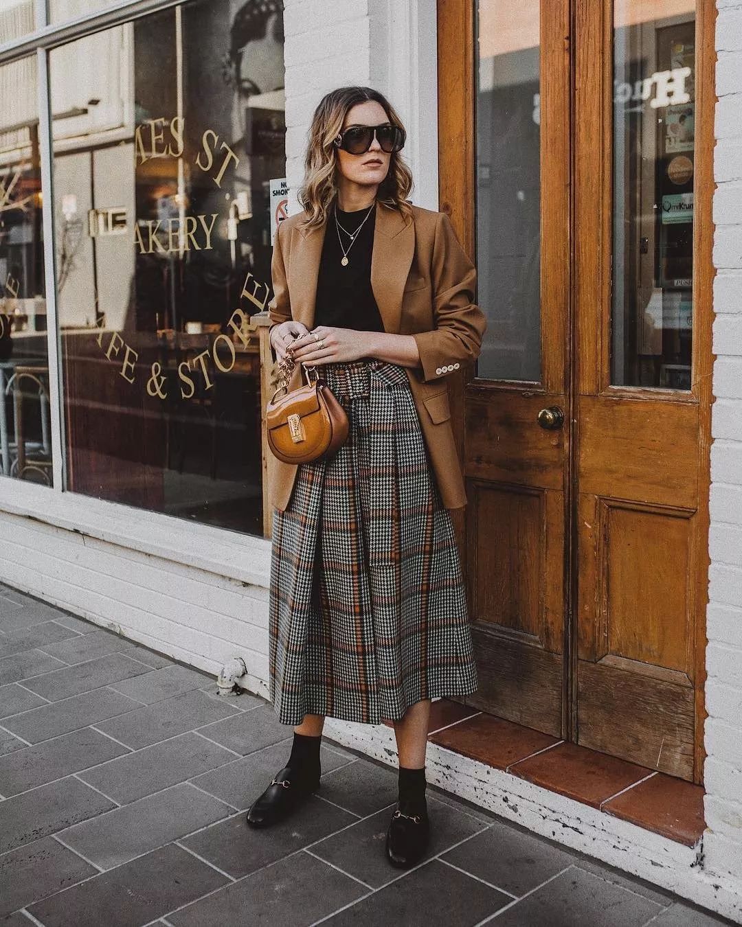 别再露脚踝了，又冷又out！今年流行露袜子，零难度时髦保暖绝招